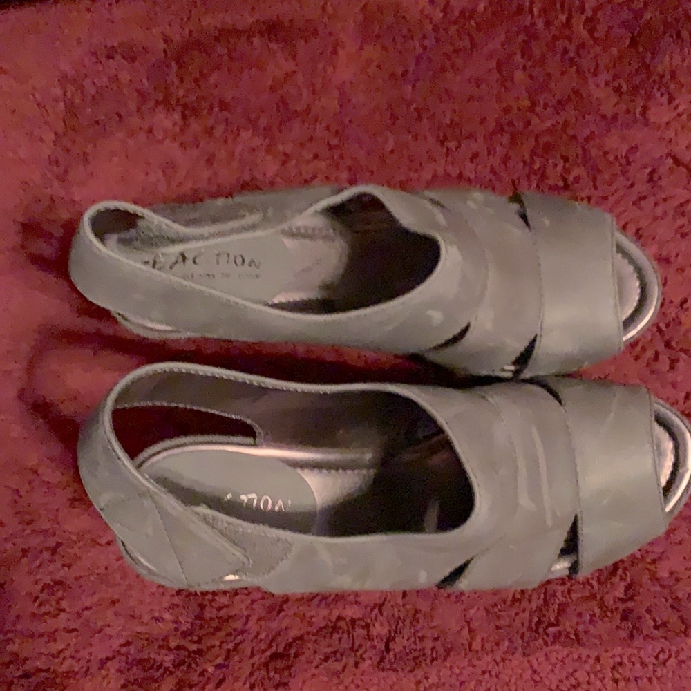NWOT, Kenneth Cole, Gray sandals, 4 inch heels